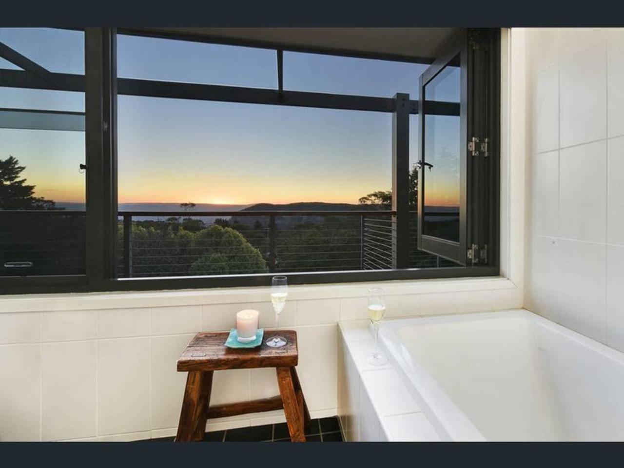 Narrow Neck Views - Peaceful 4 Bedroom Home With Stunning Views! カトゥーンバ エクステリア 写真
